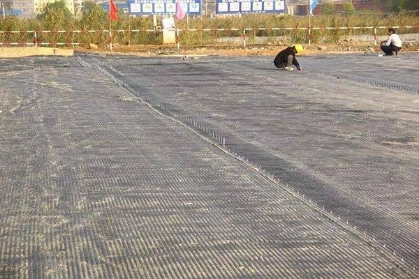在高速公路施工中土工格柵應(yīng)該怎么應(yīng)用呢？  第2張