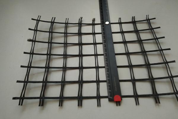 在防洪護堤中為什么使用土工格柵呢？  第1張